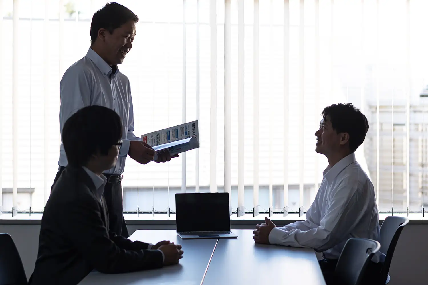 アライン税理士法人のスタッフが税理士、会計事務所変更について説明している様子