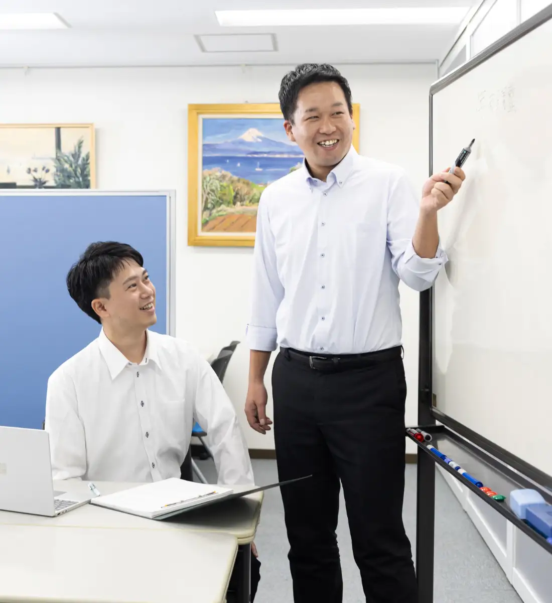 新設法人を立ちあげたお客様に説明するアライン税理士法人のスタッフ